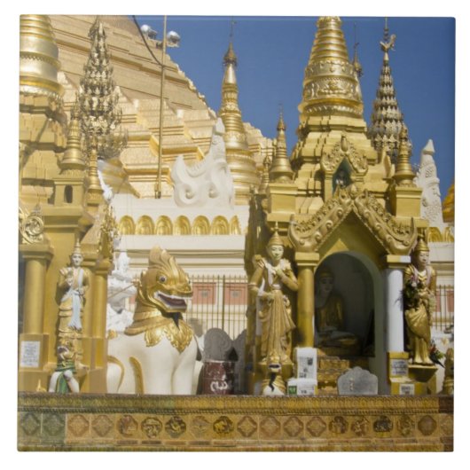 シュエダゴン・パゴダ(大仏塔)、大きな寺院の敷地が タイル (正面)