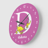 シュス博士のABC:文字D – 白 |名前の追加 ラージ壁時計 (傾斜)