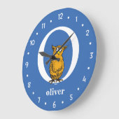 シュス博士のABC:文字O – 白 |名前の追加 ラージ壁時計 (傾斜)