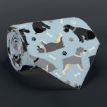 シュナウザーの足と骨 ネクタイ<br><div class="desc">黒、塩とコショウ、黒と銀のコートを着た可愛いシュナウザー犬は、軽い青い背景に散在する犬の骨と手のプリントと並んで座って立ち、ロールオーバー。</div>