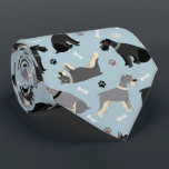 シュナウザーの足と骨 ネクタイ<br><div class="desc">黒、塩とコショウ、黒と銀のコートを着た可愛いシュナウザー犬は、軽い青い背景に散在する犬の骨と手のプリントと並んで座って立ち、ロールオーバー。</div>