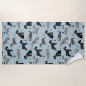 シュナウザーの足と骨 ビーチタオル (正面)