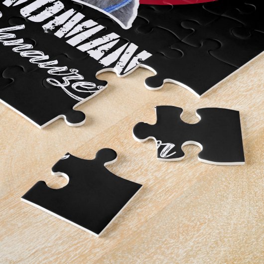 シュナウザーを持つ老婦人を決して過小評価しない ジグソーパズル (側面)