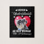 シュナウザーを持つ老婦人を決して過小評価しない ジグソーパズル (縦)