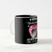 シュナウザーを持つ老婦人を決して過小評価しない ツートーンマグカップ (正面左)