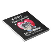 シュナウザーを持つ老婦人を決して過小評価しない ノートパッド (アングル)