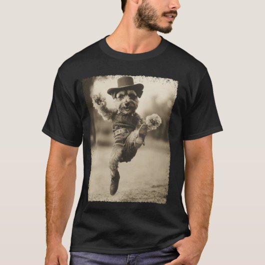 シュナウザー犬のカウボーイ おもしろTシャツ Tシャツ (正面)