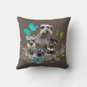 シュナウツァーは蝶および花の後をつけます クッション (裏面)