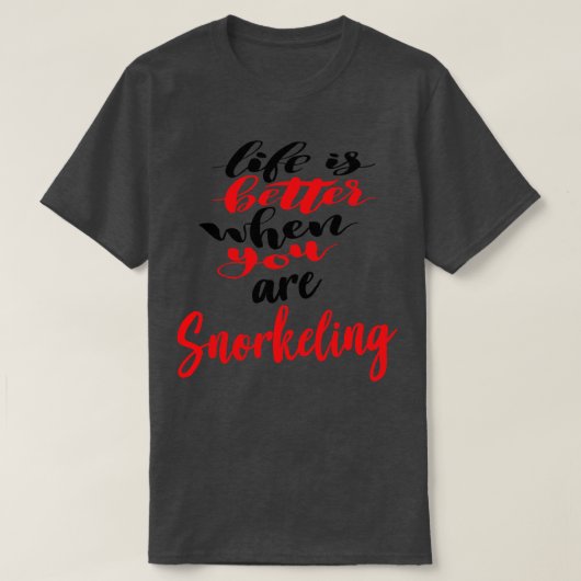 シュノーケリングしている方が人生が良い3 Tシャツ (デザイン正面)