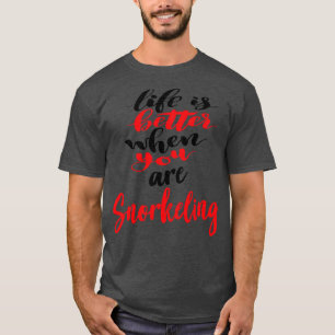 シュノーケリングしている方が人生が良い3 Tシャツ
