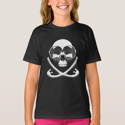 シュノーケリングとスキューバダイビング海賊スカル旗 Tシャツ (正面)