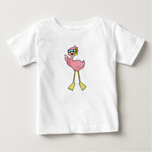 シュノーケルでダイビングをするフラミンゴ ベビーTシャツ