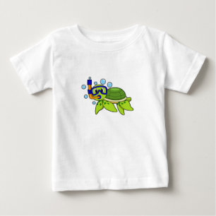 シュノーケルでダイビングをする亀 ベビーTシャツ