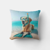 シュノーケルとフリッパーを着たゴールデンレトリバー クッション (正面)