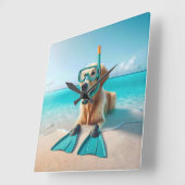 シュノーケルとフリッパーを着たゴールデンレトリバー スクエア壁時計 (傾斜)