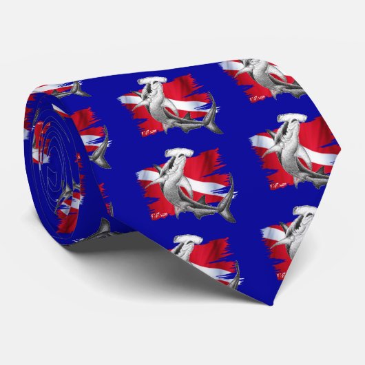 シュモクザメの鮫ダイバーが付いている飛び込みの旗 ネクタイ (ロール)