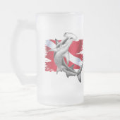 シュモクザメの鮫ダイバーが付いている飛び込みの旗 フロストグラスビールジョッキ (左)