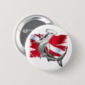 シュモクザメの鮫ダイバーが付いている飛び込みの旗 缶バッジ (正面&裏面)