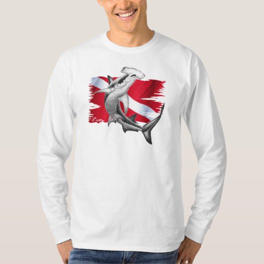 シュモクザメの鮫ダイバーが付いている飛び込みの旗 Tシャツ (正面)