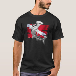 シュモクザメの鮫ダイバーが付いている飛び込みの旗 Tシャツ