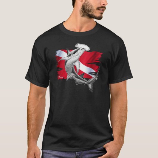 シュモクザメの鮫ダイバーが付いている飛び込みの旗 Tシャツ (正面)