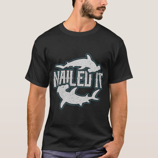 シュモクザメを釘付け Tシャツ (正面)