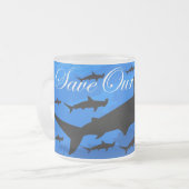 シュモクザメ-私達の海洋を救って下さい フロストグラスマグカップ (正面左)