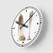 シューズ・アートとシャンパンフルートの贈り物 ラウンド壁時計 (傾斜)