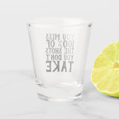 シュートを打たなければ、100%外れる - 面白い名言 ショットグラス (裏面)