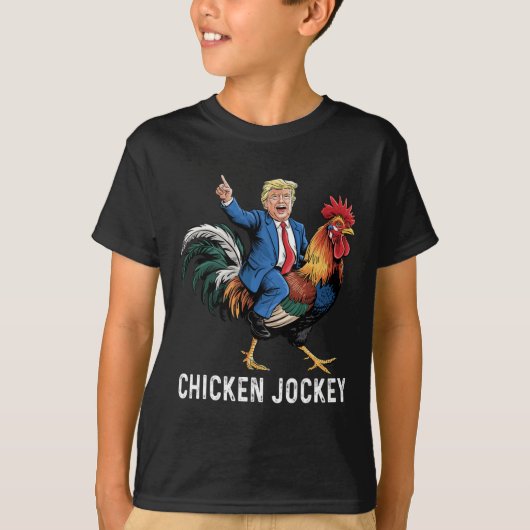 シュールなユーモアのニワトリジョッキー・トランプTシャツ Tシャツ (正面)