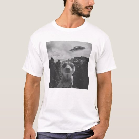 シュールな山の風景でのミーアキャットのセルフィー Tシャツ (正面)