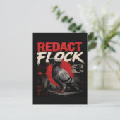 シュールな監視カメラの鳩がredact+flockと表示、黒塗りされた単語と編集済みの文書がディスト ポストカード (スタンド正面)