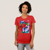 シュールな青い目のピンクの花と赤い百日草 Tシャツ (正面フル)