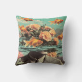 シュールな黄金魚の花と海のポートレート クッション (裏面)
