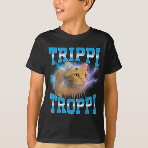 シュールイタリアン脳内お花畑ミームトリッピートロッピ猫ファイト Tシャツ