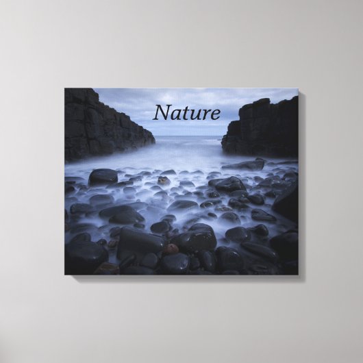 ショアリンキャンバスに沿った小石と海 キャンバスプリント (正面)