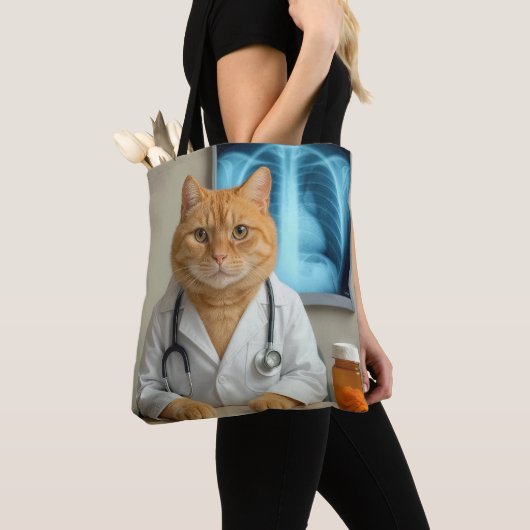 ショウガ色の猫が医師の実験用コートを着ている トートバッグ (クローズアップ)