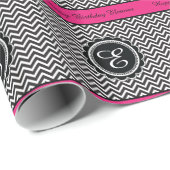 ショッキングピンクおよびシェブロンのジグザグ形のモノグラムの誕生日 ラッピングペーパー (ロールコーナー)