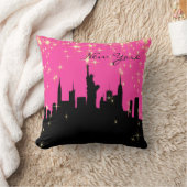 ショッキングピンクおよびニューヨークの黒いスカイライン クッション (ブランケット)