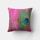 ショッキングピンクおよび孔雀の羽の静物画 クッション (裏面)