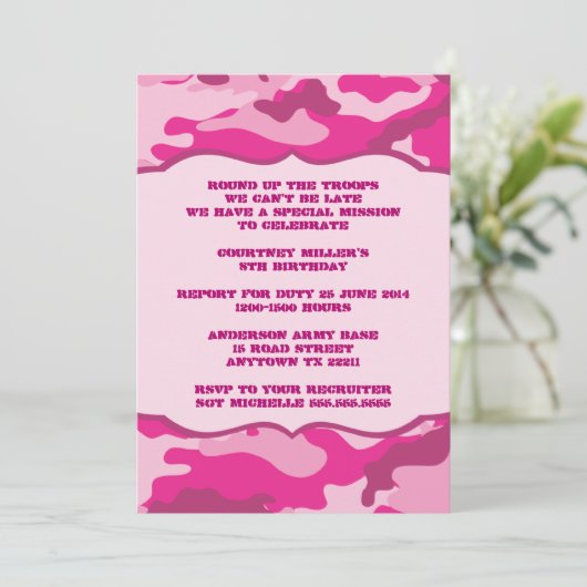 ショッキングピンクのカムフラージュの誕生会の招待の迷彩柄 招待状 (スタンド正面)