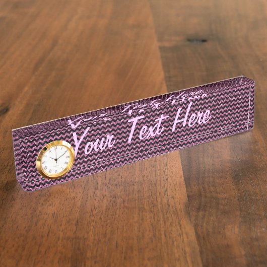 ショッキングピンクのシェブロンのシックでエレガントなプリント デスクネームプレート (側面)