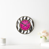 ショッキングピンクのシマウマのアニマルプリント ラウンド壁時計 (ホーム)