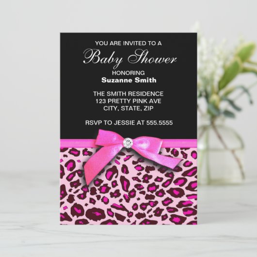 ショッキングピンクのヒョウのプリントの女の子のベビーシャワーの招待 招待状 (スタンド正面)