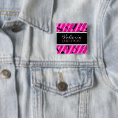 ショッキングピンクのヘアーサロンの名前入りの記章 缶バッジ (インサイチュ)