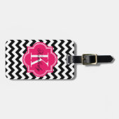 ショッキングピンクのモノグラムが付いている白黒シェブロン ラゲッジタグ (正面横)