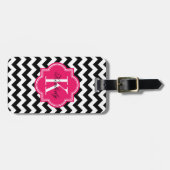 ショッキングピンクのモノグラムが付いている白黒シェブロン ラゲッジタグ (正面横)
