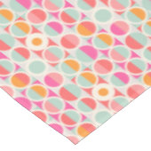 ショッキングピンクのレトロの円パターン テーブルクロス (アングル)