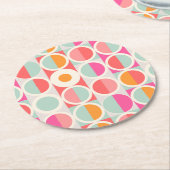 ショッキングピンクのレトロの円パターン ラウンドペーパーコースター (アングル)
