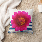 ショッキングピンクの白い美しい花の濃紺のストライプ クッション (ブランケット)